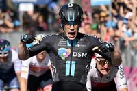 Dainese arrebata el triunfo en el Giro a Gaviria sobre la línea