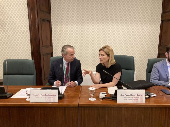 El presidente del Cercle d'Economia, Javier Faus, conversa con la presidenta de la Comisión de Economía y Hacienda del Parlament, Raquel Sans.