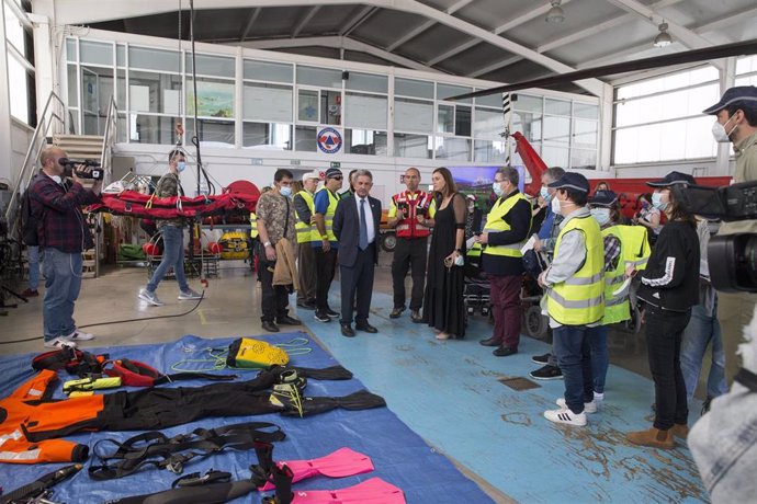 El presidente de Cantabria, Miguel Angel Revilla, y la consejera de Presidencia, Interior, Justicia y Accion Exterior, Paula Fernandez, acompanan al CERMI en su visita el hangar del helicoptero del Gobierno de Cantabria