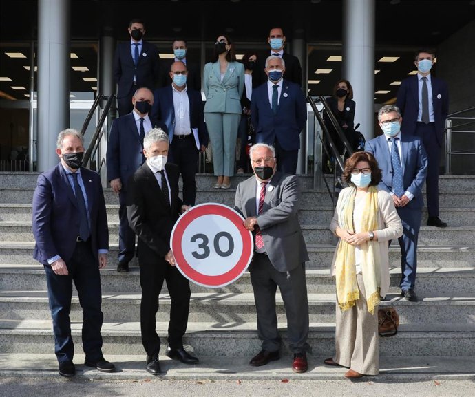 Archivo - El ministro del Interior, Fernando Grande-Marlaska (2i) y el director general de Tráfico, Pere Navarro (3i) posan con una señal durante la inauguración de la Jornada de la Dirección General de Tráfico (DGT) sobre la implantación de los 30 km/h