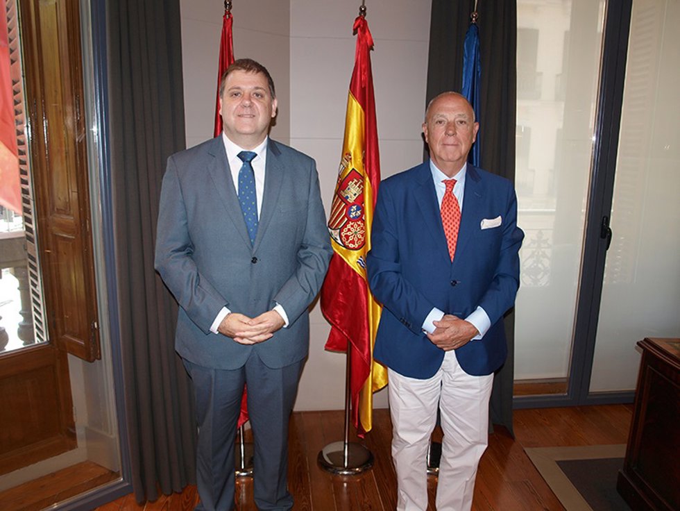 El presidente de Correos, Juan Manuel Serrano, y el presidente de la Cámara de Comercio de Navarra, Javier Taberna