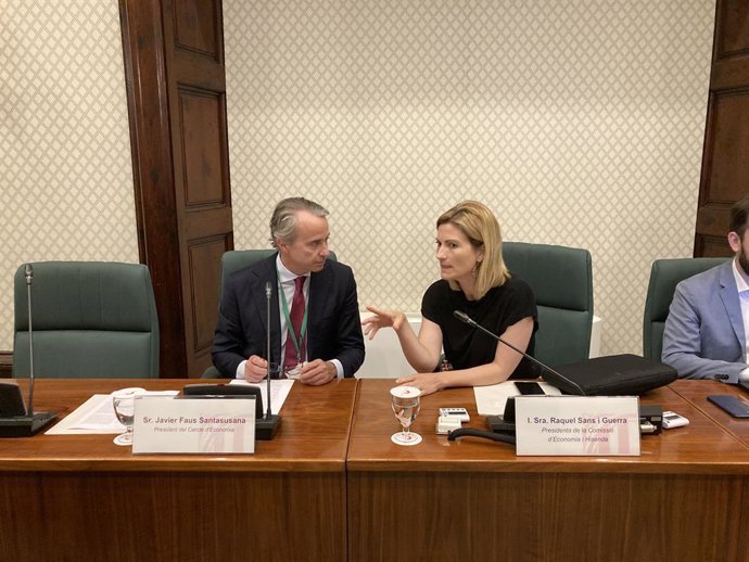 El president del Cercle d'Economia, Javier Faus, parla amb la presidenta de la Comissió d'Economia i Hisenda del Parlament, Raquel Sans.