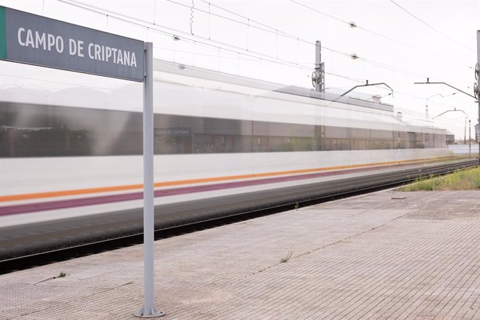 Andén de la estación de tren de Campo de Criptana, a 14 de mayo de 2022, en Ciudad Real, Castilla La-Mancha