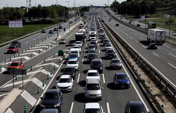 Retenciones en la A-1 el día que comienza la operación salida del puente de mayo 2022, a 29 de abril de 2022, en Madrid (España). 