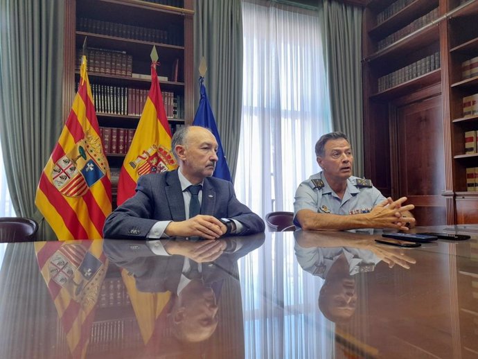 El subdegelado del Gobierno en Zaragoza, Fernando Beltrán, junto al General Jefe de Movilidad Aérea, José Luis Ortiz-Cañavate.