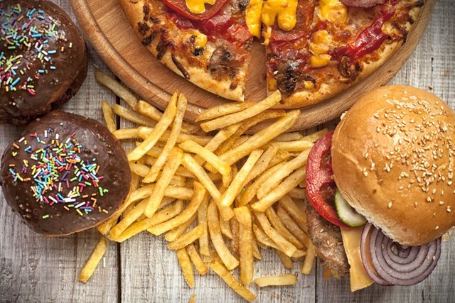 Archivo - Fast food, comida basura, colesterol, hamburguesa, patatas, pizza