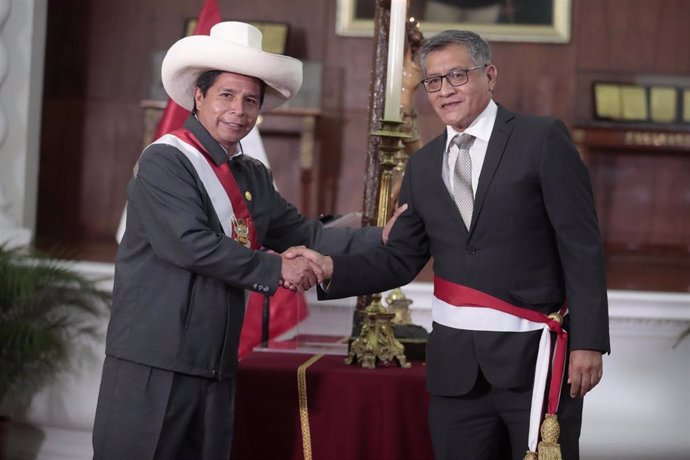 Archivo - El presidente de Perú, Pedro Castillo (I), junto con el ministro de Educación, Rosendo Serna (D)