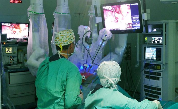Archivo - Doctores del Quirónsalud realizan una intervención con el robot quirúrgico Da Vinci.