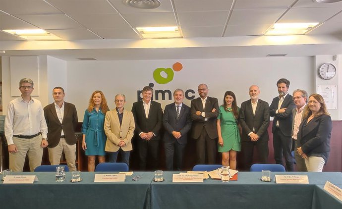 El primer tinent d'alcalde de Barcelona, Jaume Collboni, i el president de Pimec, Antoni Cañete, amb representants de les dues administracions