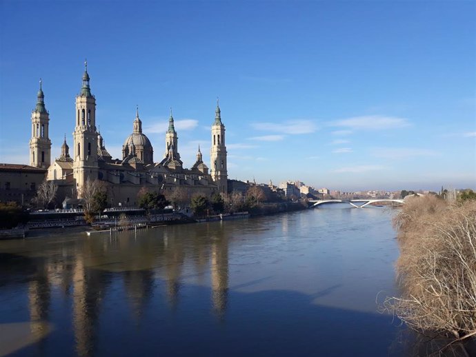 Archivo - El río Ebro a su paso por Zaragoza. Basílica del Pilar