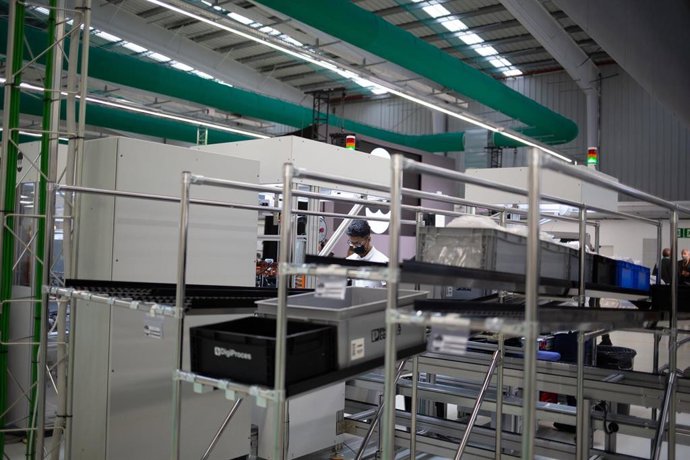 Un trabajador en la nueva planta de Wallbox en Barcelona