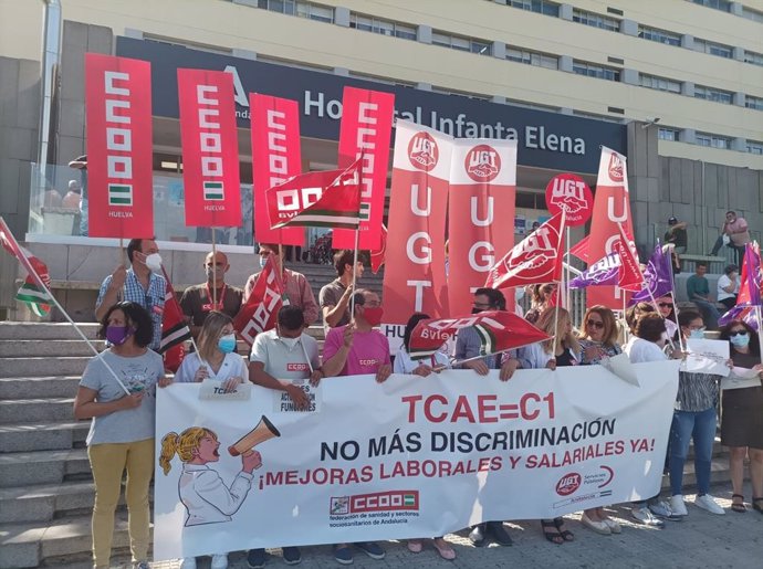 Responsables De Los Sindicatos UGT Y CCOO Se Han Concentrado Este Miércoles A Las Puertas Del Hospital Infanta Elena, Para Exigir "Mejoras Para El Colectivo De Técnicas En Cuidados Auxiliares De Enfermería (Tcaes) Del SAS".