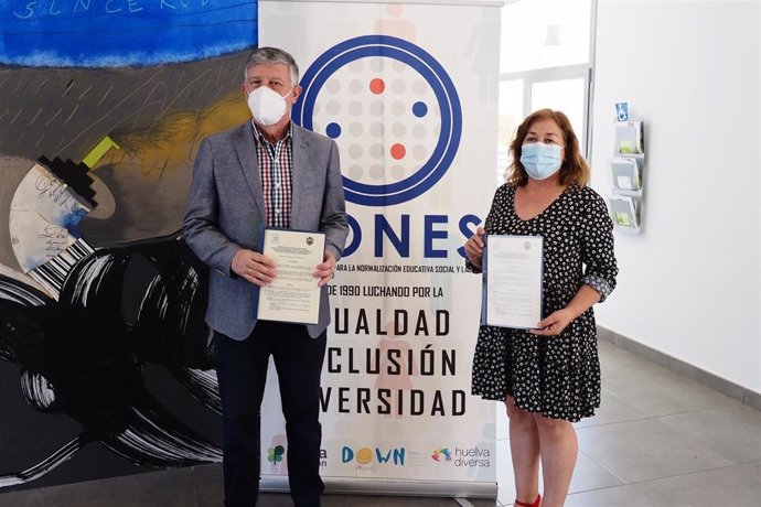 La presidenta de Aones-Down, Carmen Romero, y el alcalde de Palos de la Frontera (Huelva), Carmelo Romero.