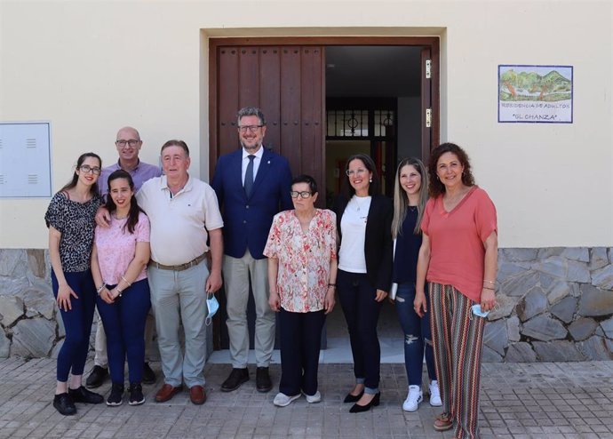El delegado de Igualdad, Políticas Sociales y Conciliación de la Junta en Huelva, Manuel Antonio Conde, ha visitado este miércoles la residencia de adultos 'El Chanza', ubicada en la localidad onubense de Cortegana.