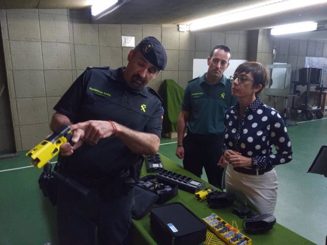 La directora de la Guardia Civil, María Gámez, en la recepción oficial de las primeras 150 pistolas eléctricas tipo táser
