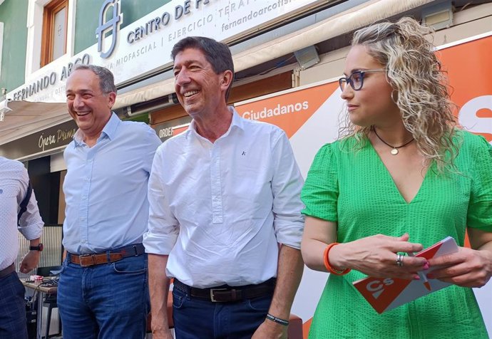 En el centro, el vicepresidente de la Junta de Andalucía y candidato de Cs a la Presidencia del Gobierno andaluz, Juan Marín, junto a miembros de su candidatura en Almería.