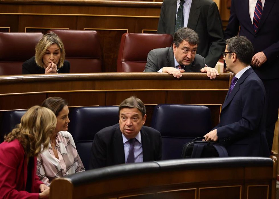 El portavoz del PNV en el Congreso de los Diputados, Aitor Esteban (c), y el ministro de Presidencia, Relaciones con las Cortes y Memoria Democrática, Félix Bolaños (d), conversan en una sesión de control, en el Congreso 