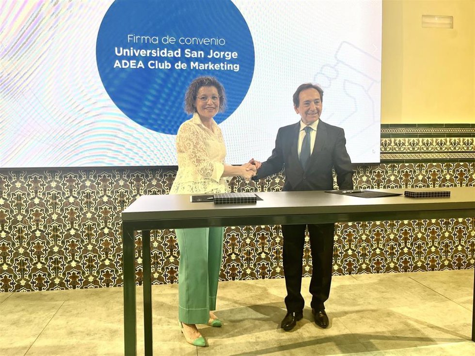 La rectora de la USJ, Berta Sáez, y el presidente de ADEA, Salvador Arenere.