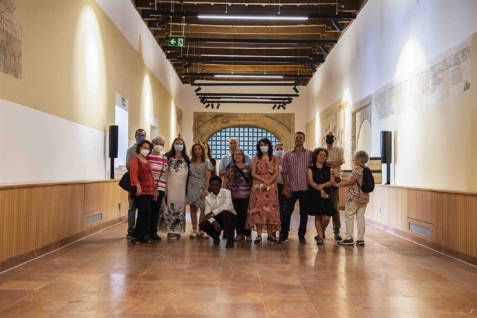 Archivo - Participantes en una de las visitas guiadas al Palacio de Congresos.