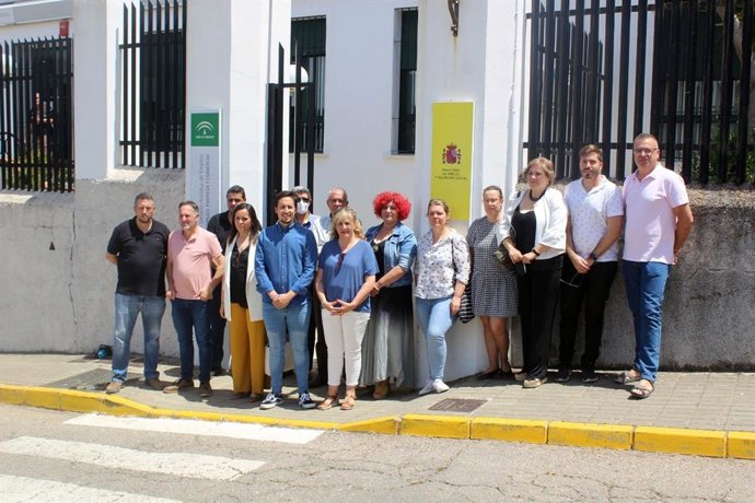 Los alcaldes de algunos de los municipios de la Sierra de Huelva en el acto a las puertas del SEPE de Cortegana.