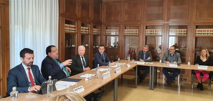 Momento de la reunión entre Cecot y el conseller de Interior, Joan Ignasi Elena.