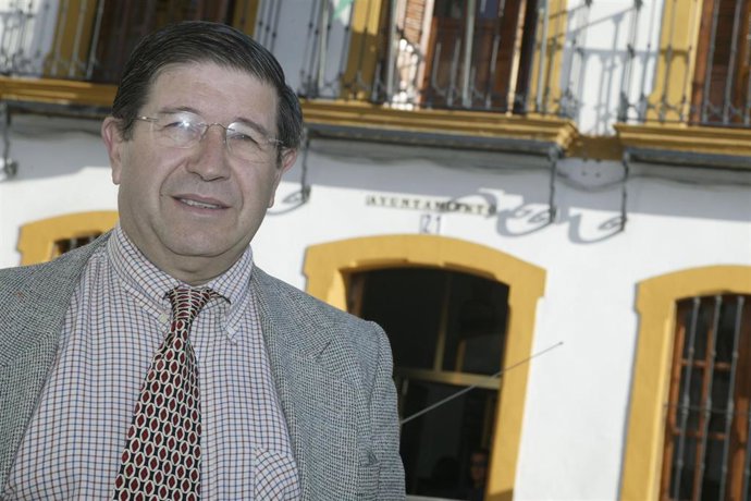 Archivo - Valeriano Ruiz ante el Ayuntamiento de Mairena