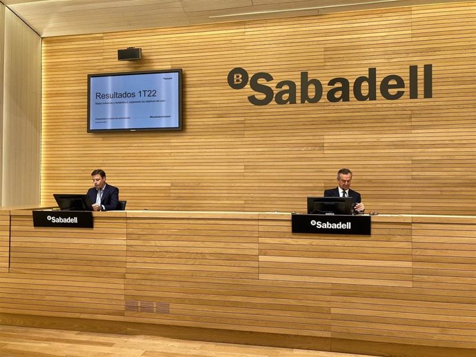 El director financiero de Banco Sabadell, Leopoldo Alvear, y el consejero delegado, César González-Bueno, en rueda de prensa este jueves