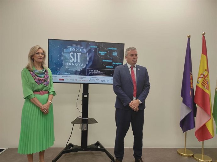 El delegado de Administración Electrónica y Programas Europeos de la Diputación de Córdoba, Víctor Montoro, y la vicepresidenta de Cosital Córdoba, Carmen Parra, en la presentación del primer 'Foro SIT innova'.