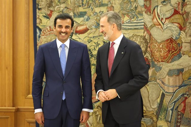 El Rey Felipe y el emir de Catar, Tamim Bin Hamad Al Thani, llegan a la audiencia celebrada en el Palacio de la Zarzuela, a 17 de mayo de 2022, en Madrid (España).