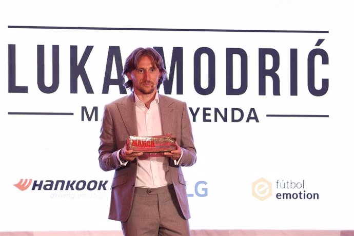 El centrocampista del Real Madrid Luka Modric recibe el premio Marca Leyenda.