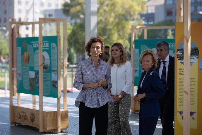 La directora general de la Unesco, Audrey Azoulay (c), y la presidenta de la Fundación Abertis, Elena Salgado (1d), a su llegada a la inauguración de la exposición Celebrar la vida, a 18 de mayo de 2022, en Barcelona, Cataluña (España).