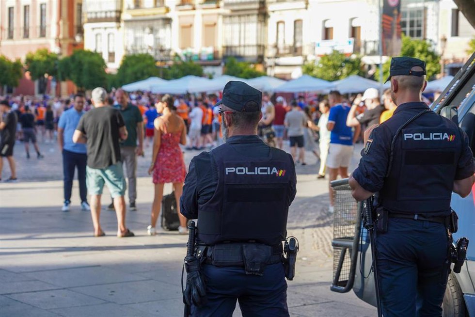 Policías nacionales en la plaza de San Francisco para controlar a los aficionados del Glasgow Rangers