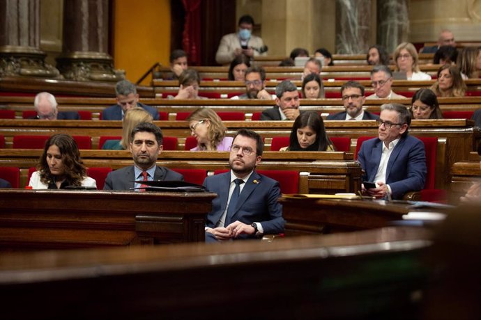 La consellera de la Presidencia, Laura Vilagr, el vicepresidente de la Generalitat, Jordi Puigenr, el presidente de la Generalitat, Pere Aragons, y diputados de ERC y Junts en un pleno del Parlament. ARCHIVO.