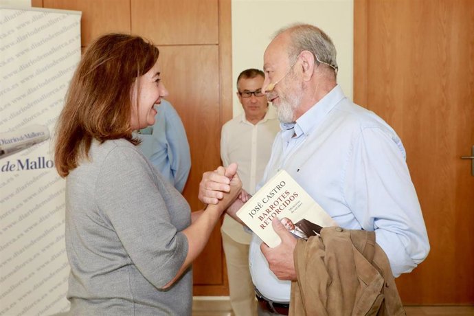El exjuez José Castro, junto a la presidenta del Govern, Francina Armengol, durante la presentación de su libro, en Palma.