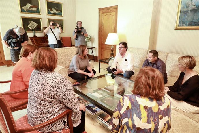 La presidenta del Govern, Francina Armengol, junto con la consellera de Presidencia, Función Pública e Igualdad, Mercedes Garrido, en una reunión, en el Consolat de Mar, al secretario general de UGT Servicios Públicos, Julio Lacuerda Castelló.