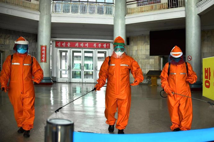 17 de mayo de 2022, Corea del Norte, Pyongyang: Una imagen facilitada por la agencia estatal de noticias de Corea del Norte (KCNA) el 18 de mayo de 2022 muestra al personal de la estación desinfectando la estación de tren de Pyongyang