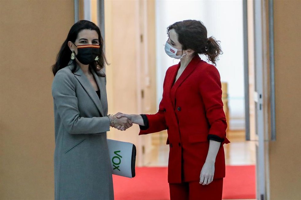 Archivo - La presidenta de la Comunidad de Madrid, Isabel Díaz Ayuso (d), y la portavoz del Grupo Parlamentario de Vox, Rocío Monasterio (i), se saludan a su llegada a una reunión en la Real Casa de Correos, sede de la Presidencia de la Comunidad de Ma