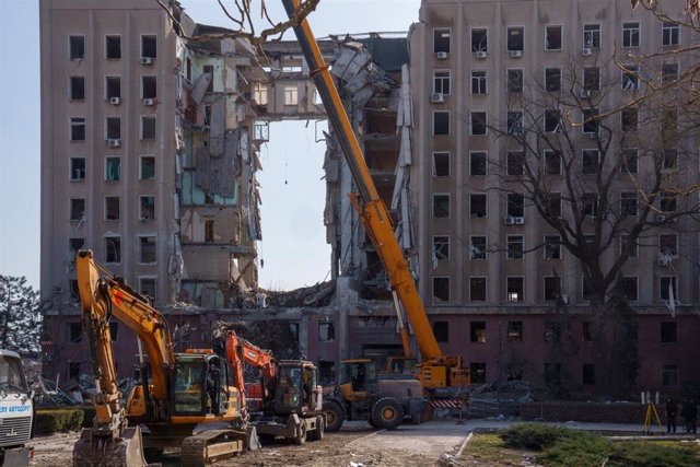 Archivo - Daños materiales en el principal edificio de la ciudad de Mikolaiv, en Ucrania, tras un ataque del Ejército de Rusia
