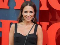Paula Echevarría presume de piernas, bronceado y su "acompañante favorita" en el estreno de 'Stranger Things'