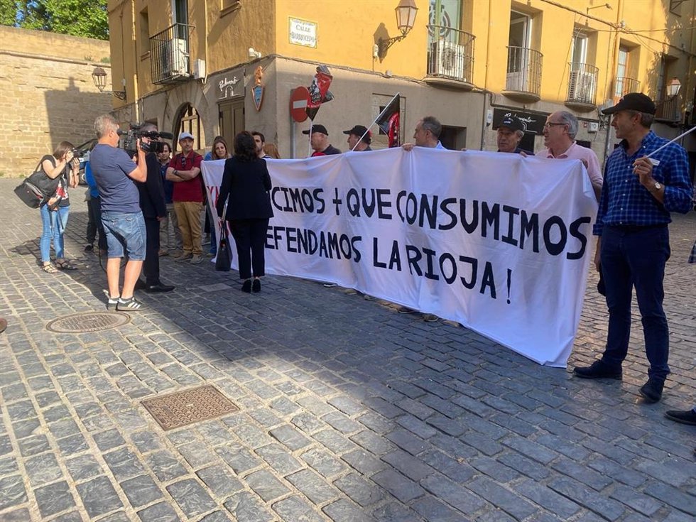 Concentración frente al Parlamento de La Rioja