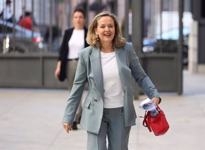 La vicepresidenta primera y ministra de Asuntos Económicos, Nadia Calviño, a su llegada a una sesión de control, en el Congreso de los Diputados, a 11 de mayo de 2022, en Madrid (España). 