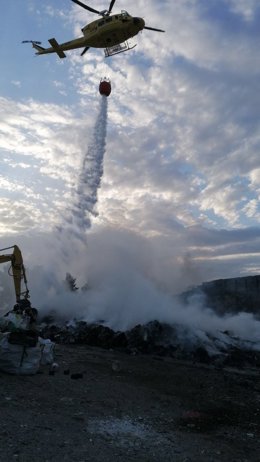 Imagen de las tareas de extinción del incendio