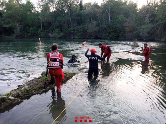 Trabajos de localización del cuerpo de un hombre joven pendiente de identificar en el río de Balaguer (Lleida)