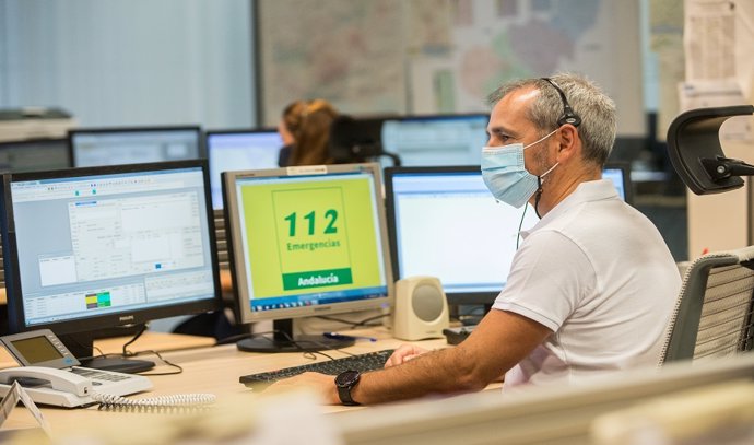 Archivo - Un trabajador del servicio de Emergencias 112 Andalucía. Archivo. 