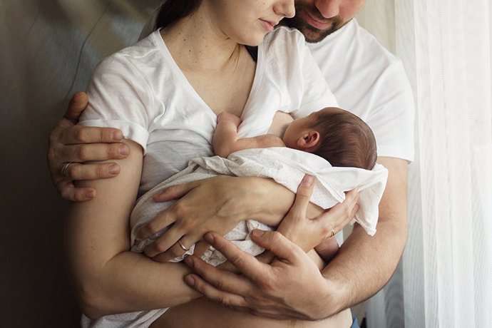 Archivo - Una pareja con un bebé recién nacido.
