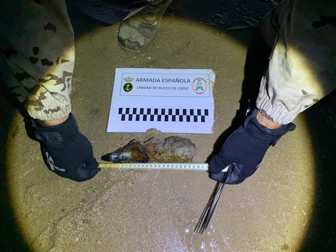 Proyectil encontrado en la playa de Camposoto en San Fernando.