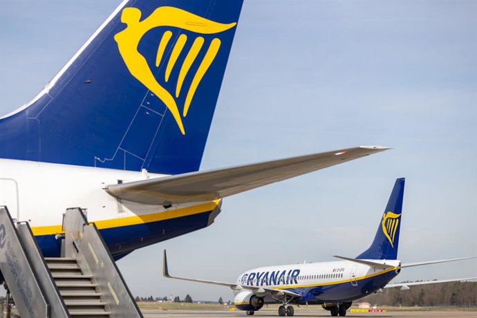 Archivo - Avión de Ryanair.