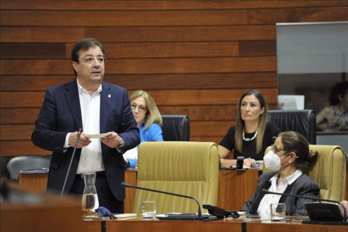 El presidente de la Junta, Guillermo Fernández Vara, en el pleno de la Asamblea