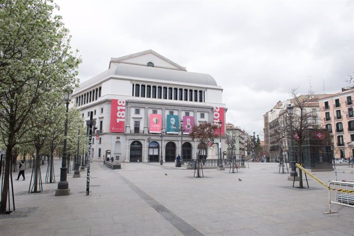 Archivo - Plaza de Ópera con el Teatro Real al fondo.