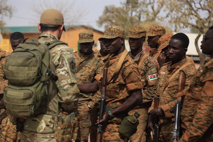 Archivo - Un grup de soldats de l'exrcit de Burkina Faso